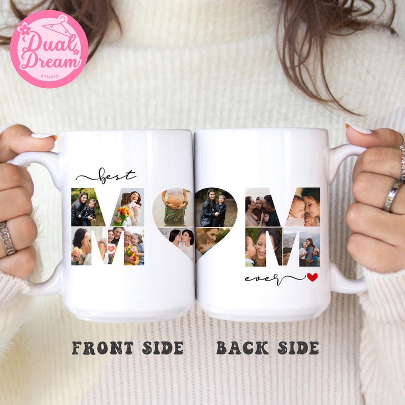 K&ouml;nnte beinhalten: Zwei wei&szlig;e Keramikbecher mit Familienfotos, die das Wort "MOM" bilden. Der vordere Becher sagt "best" und der hintere Becher sagt "ever" mit einem roten Herzen. Die Becher werden von einer Person gehalten, die einen wei&szlig;en Pullover tr&auml;gt.