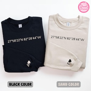 Sudadera de pareja personalizada, diseño personalizado de coordenadas e iniciales, suéter con corazón inicial, sudadera con capucha de boda, suéter de pareja de aniversario personalizado.