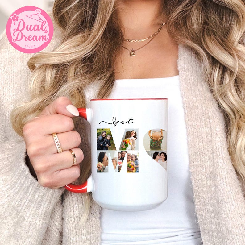 K&ouml;nnte beinhalten: Wei&szlig;er Keramikbecher mit roter Innenseite und Henkel. Der Becher zeigt das Wort "best" &uuml;ber dem Wort "MOM", das aus mehreren kleinen Fotocollagen besteht. Der Becher wird von einer Person gehalten.