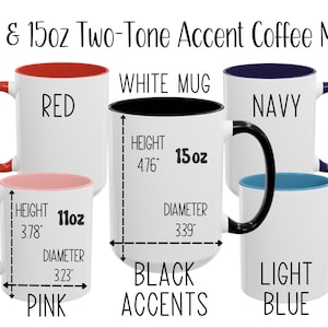 K&ouml;nnte beinhalten: Wei&szlig;e zweifarbige Kaffeebecher mit roten, marineblauen, rosa, schwarzen und hellblauen Akzenten. Der 11oz-Becher ist 9,6 cm hoch und hat einen Durchmesser von 8,2 cm. Der 15oz-Becher ist 12,1 cm hoch und hat einen Durchmesser von 8,6 cm.