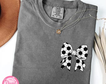 Camiseta Coquette Soccer Comfort Colors® Camiseta de fútbol con lazo para mamá Camisetas estéticas para el día del partido Mamá deportista Mamá futbolera Regalo para el Día de la Madre Mamá futbolera.