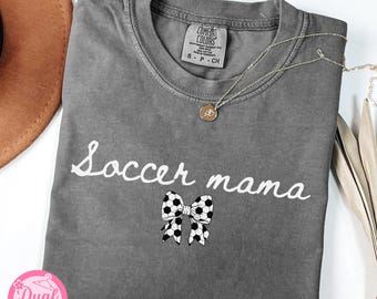 Camiseta Coquette Soccer Comfort Colors® Camiseta de fútbol con lazo para mamá Camisetas estéticas para el día del partido Mamá deportista Mamá futbolera Regalo para el Día de la Madre Mamá futbolera.