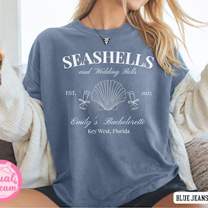 Muscheln und Hochzeitsglocken Strand Bachelorette Shirt, Küsten Bach Party T-Shirt, personalisiertes Brautjungfer Geschenk, benutzerdefinierte Muschel Hochzeit Shirt.