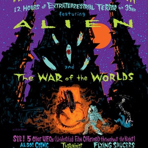 Op de afbeelding: Een paarse en zwarte poster die een 12 uur durende Halloween-horrormarathon in het Coolidge Corner Theatre adverteert met de films "Alien" en "The War of the Worlds". De poster toont een illustratie van een buitenaards ruimteschip en een personage uit de film "The War of the Worlds".