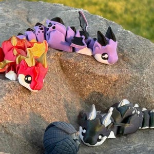 Articulated Dragon Fidget Toy, Fantasy Creature, Dragon Figurine, Castle Option, Desk Pet Bild 2