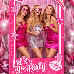 Puede incluir: Un gran marco de fotomatón rosa con el texto "LARGE 1,52 m DE ALTO!" y "Let's go Party". Tres mujeres están dentro del marco, sosteniendo bebidas y una bola de discoteca. El fondo es rosa con globos.