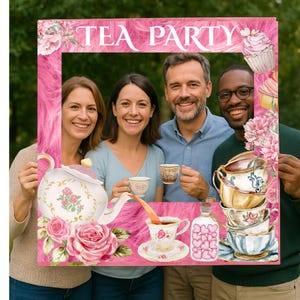 Puede incluir: Un accesorio de fotomatón rosa con las palabras "TEA PARTY" en la parte superior. El accesorio presenta ilustraciones de tazas de té, una tetera, rosas y cupcakes. Cuatro personas sonríen y sostienen el accesorio.
