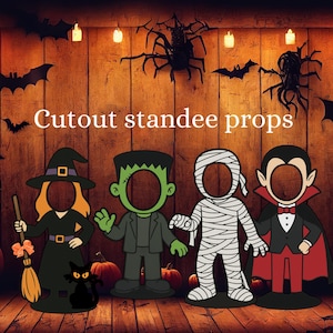 Può includere: Supporti sagomati di Halloween con una strega, Frankenstein, una mummia e Dracula. Ogni personaggio ha un ritaglio per il viso. Lo sfondo include pipistrelli, ragni e zucche. Il testo "Cutout standee props" è in alto.