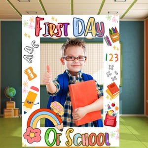 Puede incluir: Un marco de fotos colorido con las palabras "First Day Of School". Un niño con gafas y una mochila, sosteniendo un libro, está dentro del marco, haciendo una señal de pulgar hacia arriba. El marco está decorado con ilustraciones escolares.