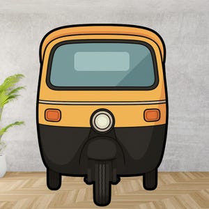 Puede incluir: Ilustración de un auto-rickshaw amarillo y negro, un vehículo de tres ruedas. El vehículo tiene un parabrisas grande, dos luces laterales naranjas y un faro central. El fondo es una pared gris claro y un suelo de madera.