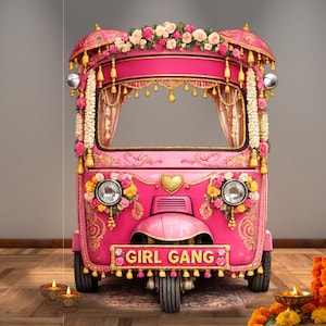 Op de afbeelding: Een felroze auto-riksja, versierd met bloemstukken en gouden accenten. Het voertuig heeft de tekst "GIRL GANG" op een voorplaat. Het heeft hangende kwastjes en een hartvormig embleem.