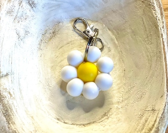 Daisy Flower keychain silicone beads white and yellow