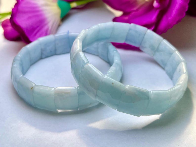Op de afbeelding: Twee lichtblauwe aquamarijn stenen armbanden met vierkante kralen.