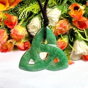 Pingente de pedra aventurina verde com nó celta da Trindade de 35 mm - Pedra Triquetra