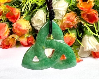 Colgante de piedra aventurina verde con nudo celta de la Trinidad de 35 mm - Piedra Triquetra