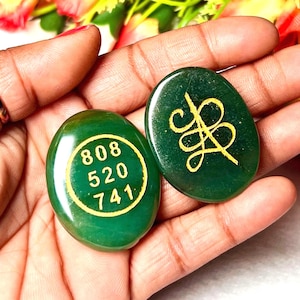 Pietra di giada verde Zibu ovale con simbolo di prosperità e ricchezza inciso - Talismano angelico Il miglior regalo per tutti con custodia