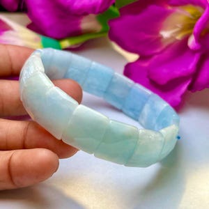 Op de afbeelding: Een lichtblauwe aquamarijn armband met vierkante kralen.