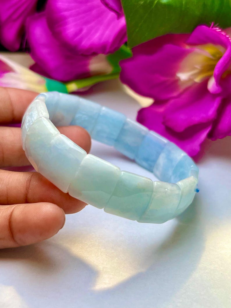 Op de afbeelding: Een lichtblauwe aquamarijn armband met vierkante kralen.
