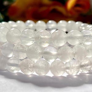 Può includere: Un braccialetto di cristallo bianco con più file di perline rotonde. Le perline sono traslucide e hanno un leggero luccichio.