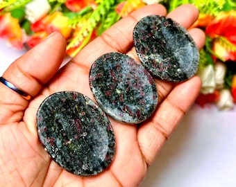 Espinela rubí en matriz: piedra de preocupación - piedra del pulgar