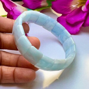 Op de afbeelding: Een lichtblauwe aquamarijn armband met vierkante kralen.