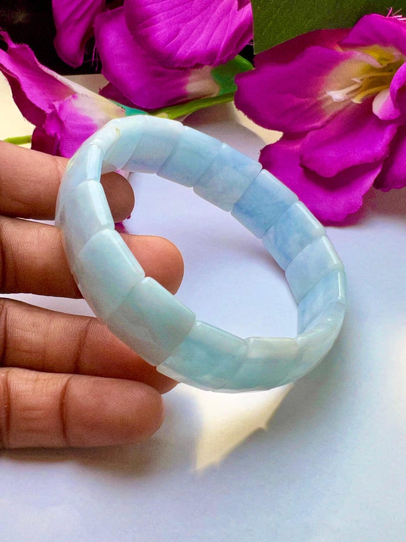 Op de afbeelding: Een lichtblauwe aquamarijn armband met vierkante kralen.