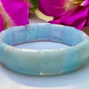 Op de afbeelding: Een lichtblauwe aquamarijn armband met rechthoekige kralen. De armband is gemaakt van natuurlijke stenen en is een mooi en uniek sieraad.