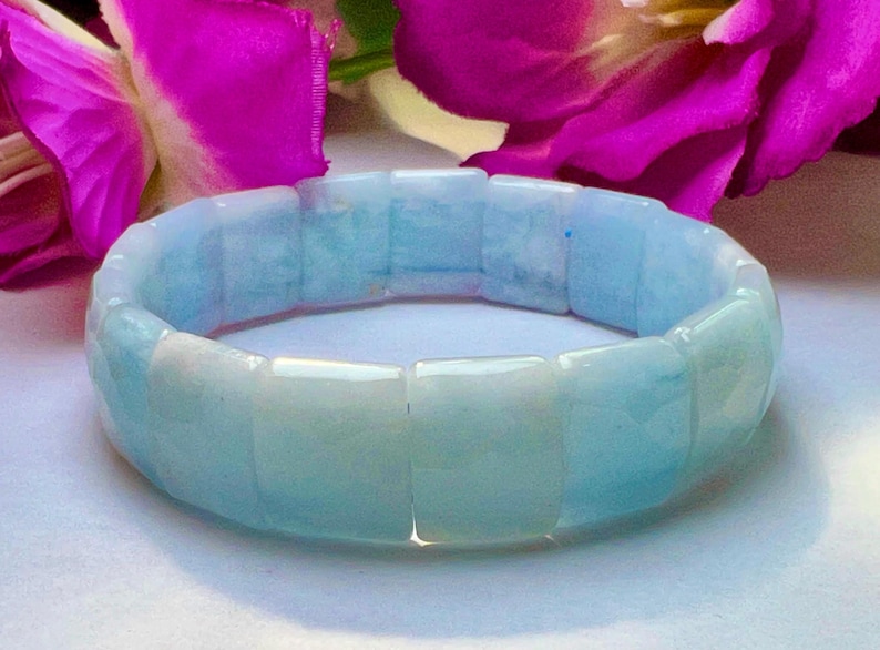 Op de afbeelding: Een lichtblauwe aquamarijn armband met rechthoekige kralen. De armband is gemaakt van natuurlijke stenen en is een mooi en uniek sieraad.