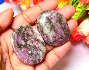 Piedra de preocupación de albita rubí: Piedra de bolsillo para el pulgar (40 mm x 30 mm)