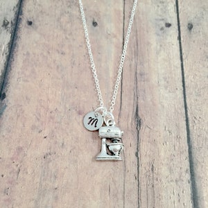 Stand mixer initial necklace - stand mixer jewelry, baking jewelry, cooking jewelry, stand mixer necklace, kitchen jewelry, baking necklace