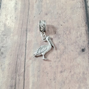 Pelican pendant (1 piece) - pelican jewelry, Florida jewelry, beach jewelry, pelican gift, bird pendant, Florida pendant