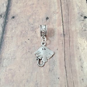 Stingray pendant (1 piece) - stingray jewelry, beach jewelry, ocean jewelry, stingray gift, beach pendant, ocean pendant, beach gift
