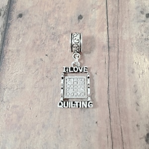 I love quilting pendant (1 piece) - quilting jewelry, quilter jewelry, quilt pendant, quilt gift, quilter gift, quilt pendant