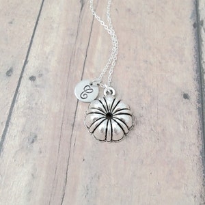 Bundt pan initial necklace - bundt pan jewelry, cake jewelry, baking jewelry, bundt pan necklace, cake pan necklace, baker gift, cake gift