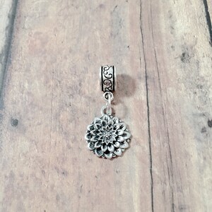 Chrysanthemum pendant (1 piece) - chrysanthemum jewelry, mum jewelry, November jewelry, chrysanthemum gift, mum pendant, November pendant