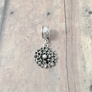 Chrysanthemum pendant (1 piece) - chrysanthemum jewelry, mum jewelry, November jewelry, chrysanthemum gift, mum pendant, November pendant