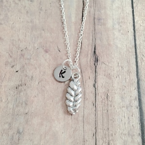 Collar con inicial de jalá: joyería judía, colgante de jalá