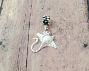 Stingray pendant (sterling silver) - stingray jewelry, ocean jewelry, nautical jewelry, stingray gift, beach jewelry