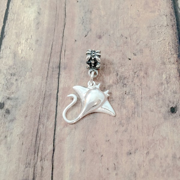 Stingray pendant (sterling silver) - stingray jewelry, ocean jewelry, nautical jewelry, stingray gift, beach jewelry