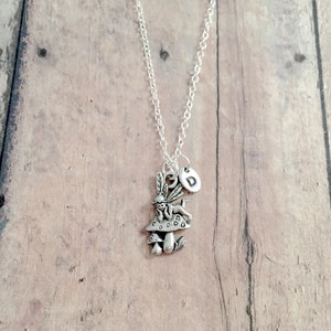 Collar con inicial de hada seta: joyería de cuento de hadas, regalo del bosque