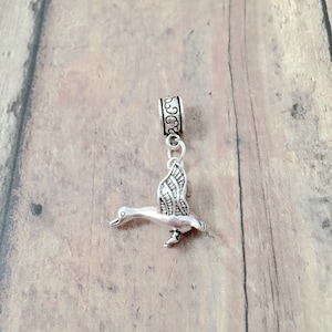 Flying goose pendant (1 piece) - flying goose jewelry, bird jewelry, Canada jewelry, flying goose gift, bird pendant, Canada pendant