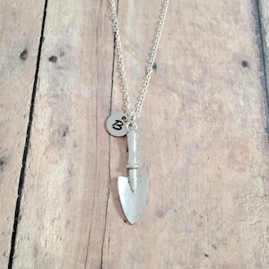 Collar con inicial de pala de jardín: Joyería con forma de pala, collar de jardinería