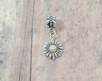 Daisy pendant (sterling silver) - silver daisy charm, flower charm, April pendant, daisy jewelry, flower pendant, April jewelry, daisy gift