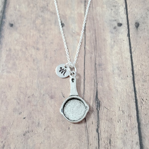 Frying pan initial necklace - frying pan jewelry, skillet jewelry, kitchen necklace, frying pan necklace, skillet necklace, frying pan gift