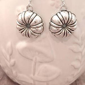 Bundt pan earrings - bundt pan jewelry, baker jewelry, cooking jewelry, bundt pan gift, baking jewelry, baker gift