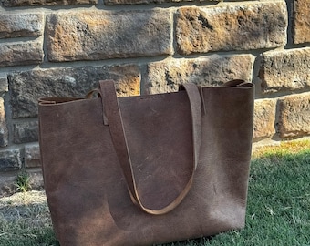 Bolso de mano de piel de búfalo marrón rústica y duradera con cierre magnético y patas de latón.