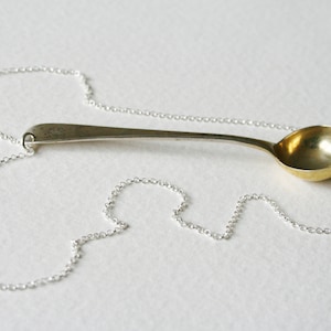 Colar antigo com pingente de colher de prata 1816 gravado com letra R