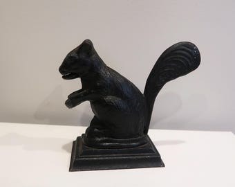 Schiaccianoci vintage in ghisa a forma di scoiattolo, schiaccianoci in metallo nero a forma di animale, decorazione rustica per baita