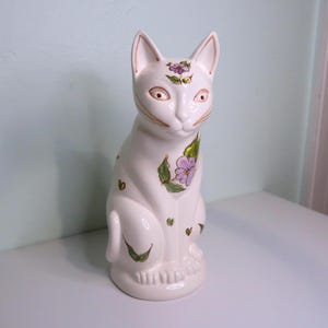 Figurine de chat vintage en porcelaine peinte à la main avec accents floraux | Statue de chat en céramique blanche | Décoration bohème | Poterie d'art de style japonais