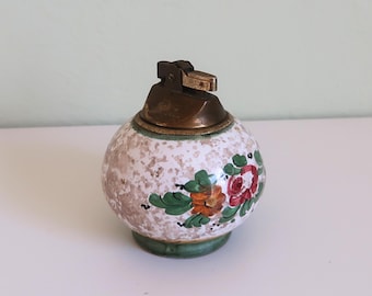 Encendedor de mesa vintage de cerámica con base esférica, con motivos florales pintados a mano, fabricado en Italia.